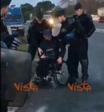 Un nuovo video choc dalla Francia: la polizia fa cadere un disabile