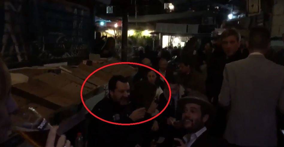 Israele, Salvini contestato: "Fascista, non ti vogliamo qui". Ma lui li liquida 