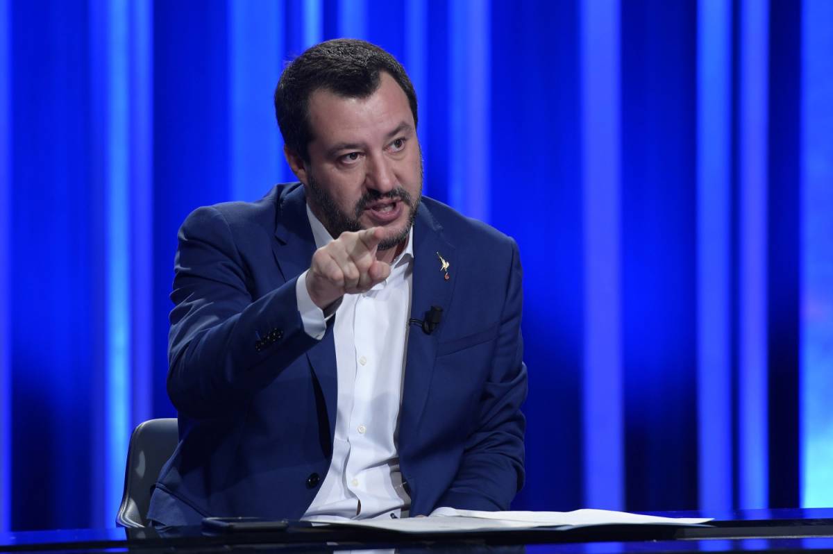 Reddito di cittadinanza, Salvini avverte: "I furbi non vedranno una lira"
