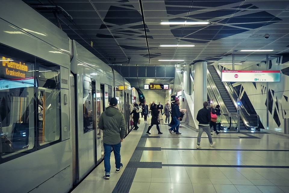 Roma, incidente in metro: una persona incastrata tra la banchina e le rotaie