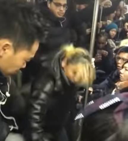 New York, follia in metropolitana: donna aggredisce una passeggera