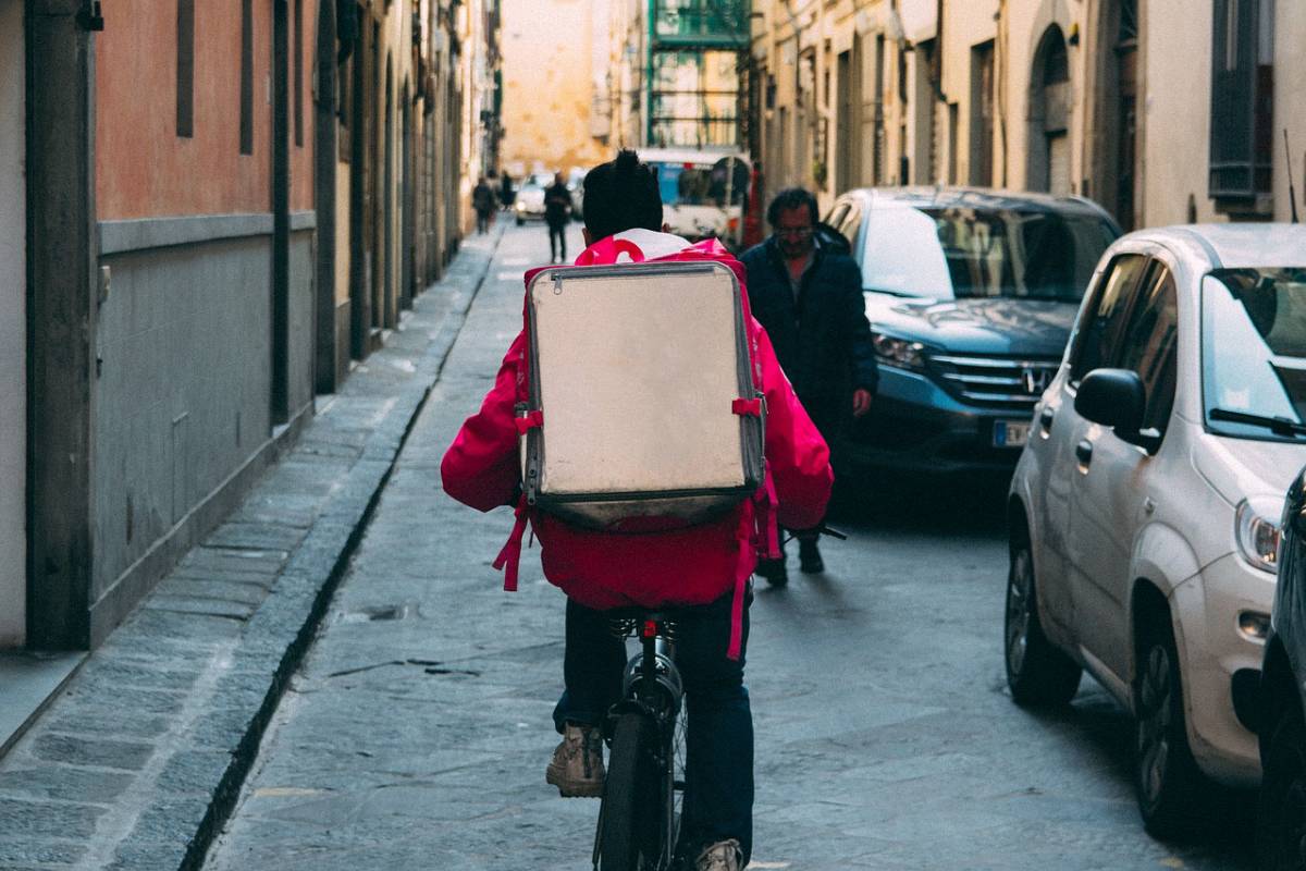 Mangiava il cibo dei clienti: rider colto in fallo