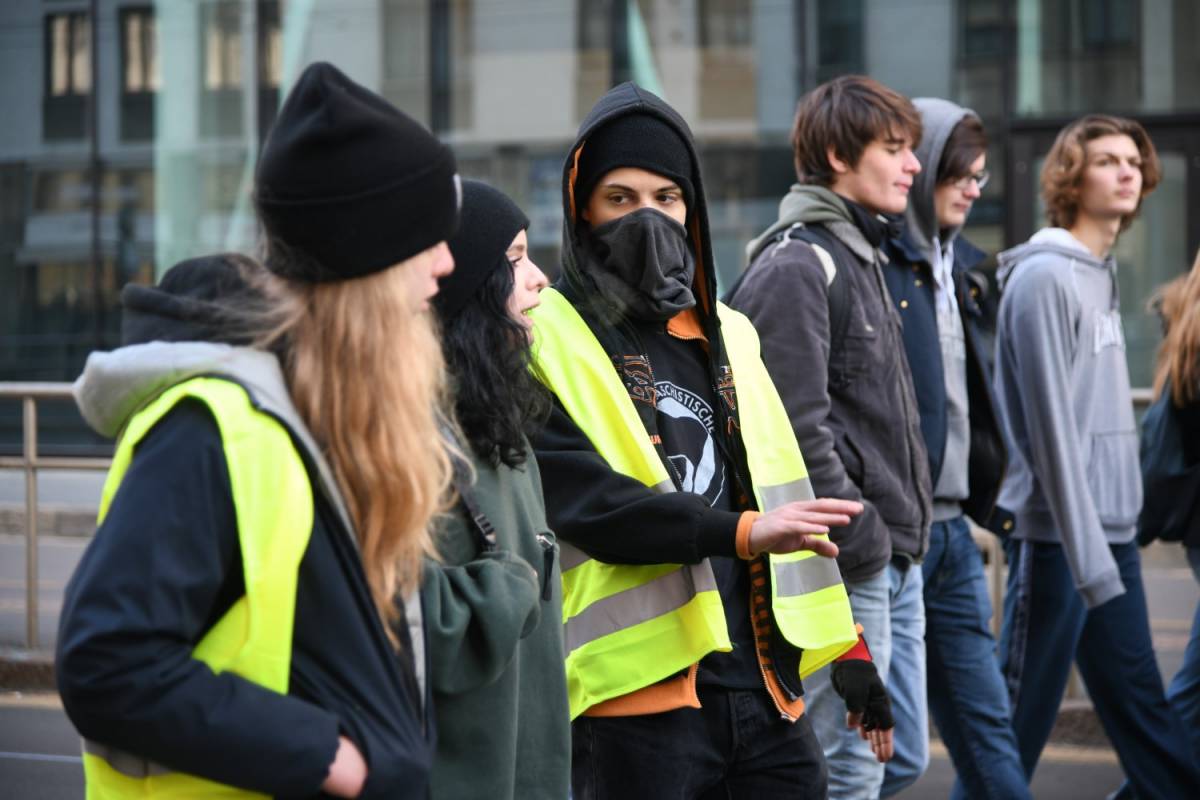 Gilet gialli, nella Parigi blindata la protesta resta ma con molti meno manifestanti