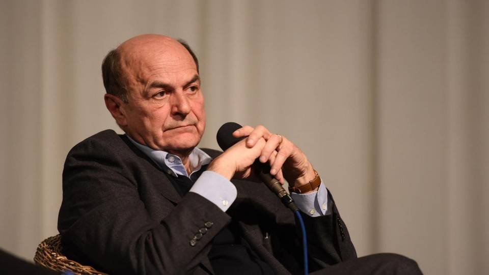 Bersani sta con Casarini: "Giusto non lasciare i migranti a ballare in mare"