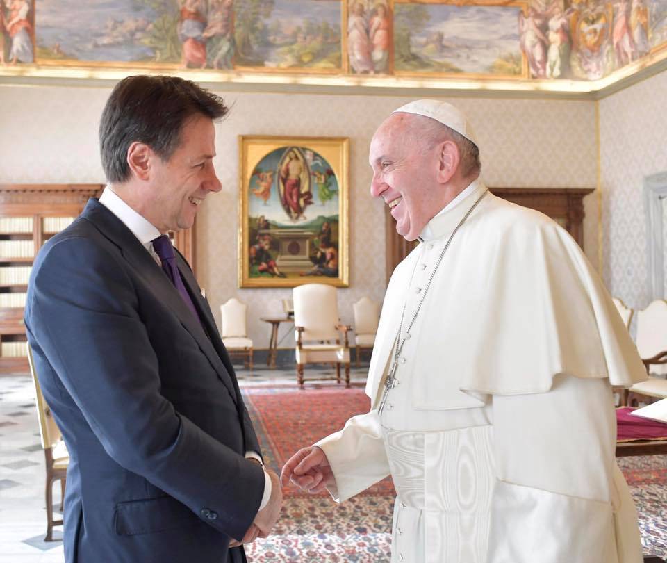 La megalomania di Conte dal Papa: "Noi siamo due riformatori"
