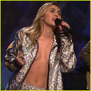 La performance "hot" di Miley Cyrus: va nuda sul palco 