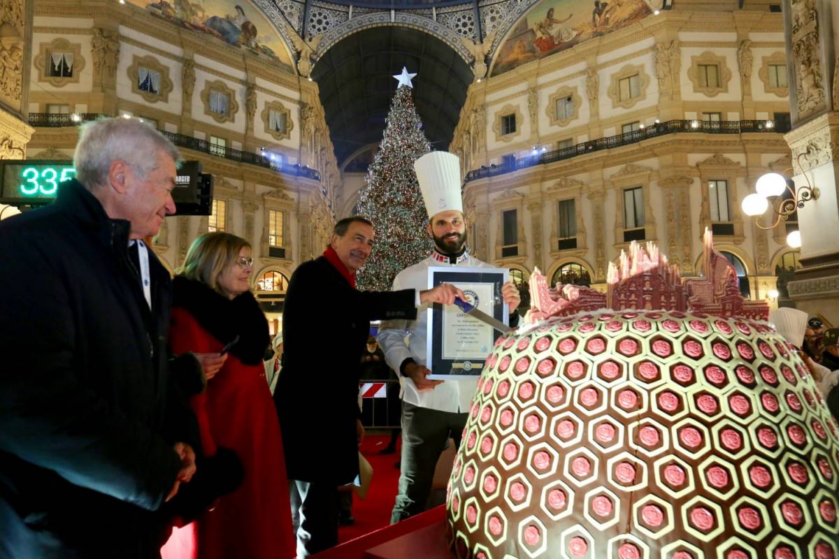 Milano festeggia il Natale con il super panettone da Guinness e con quello "stellato" alla mela