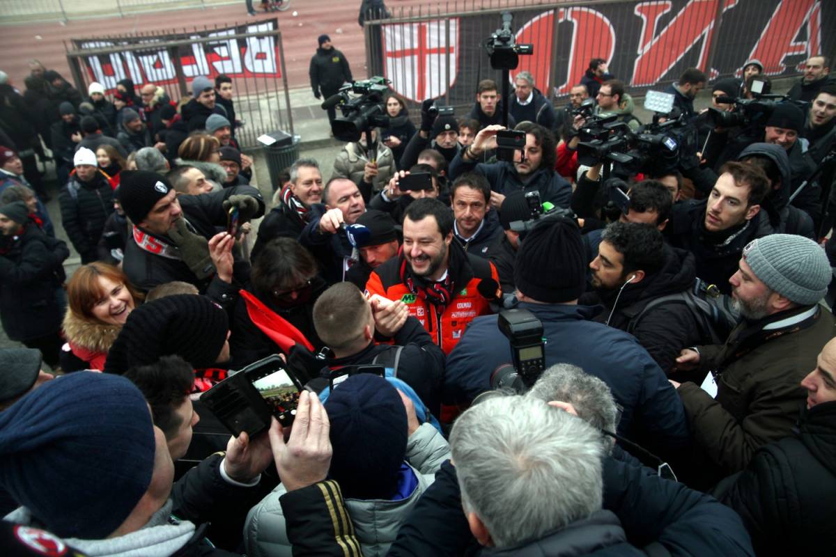Salvini incontra gli ultras, la sinistra attacca: "Abbraccia l'indagato"