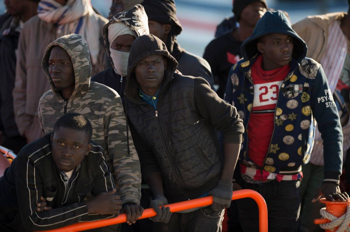 Il parroco di Lampedusa: "Aprite i porti, salvate quel gommone"