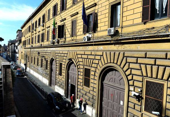 Roma, straniero pesta 6 agenti in carcere