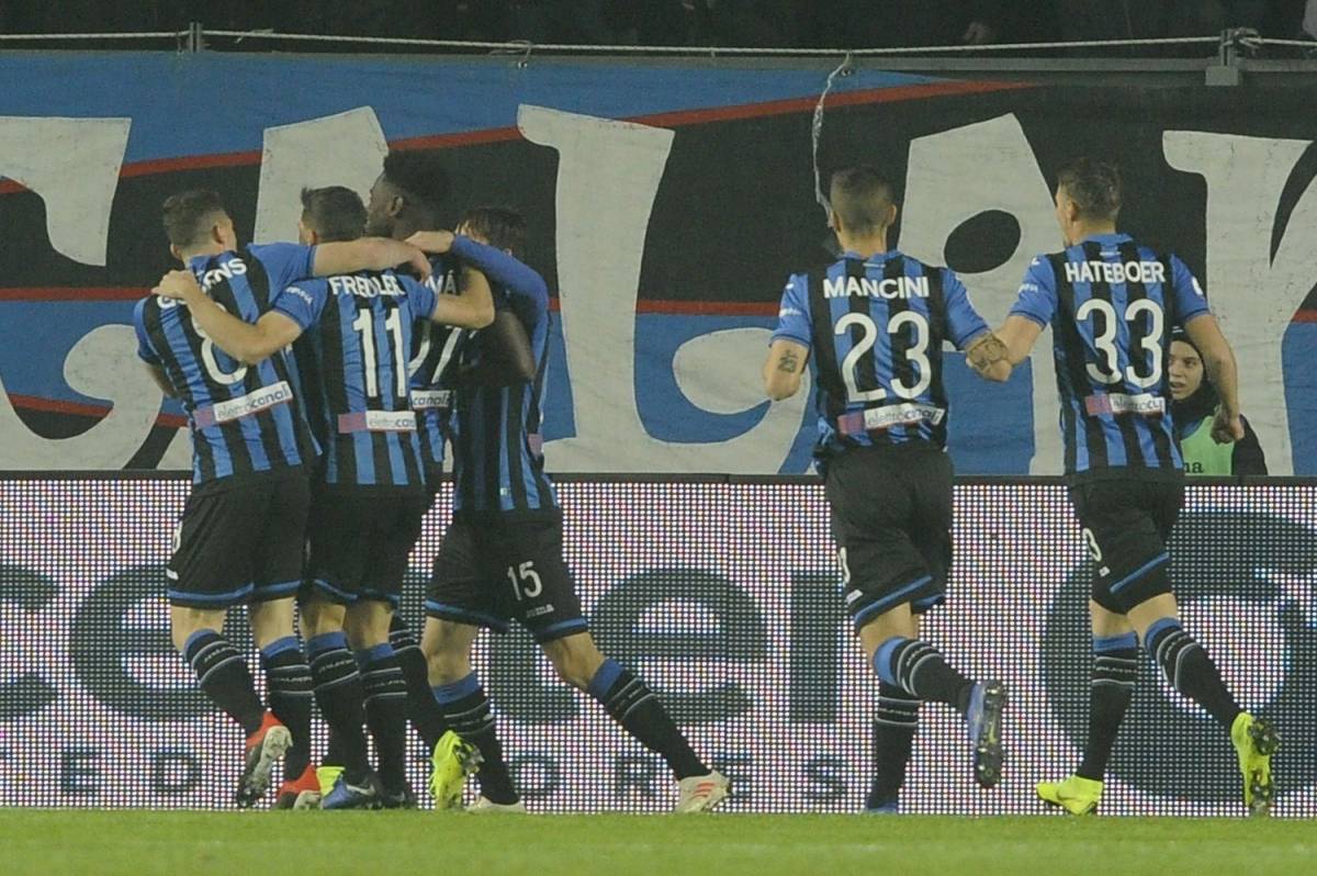 Zapata (e la Var) piegano la Lazio: l'Atalanta sogna zona champions