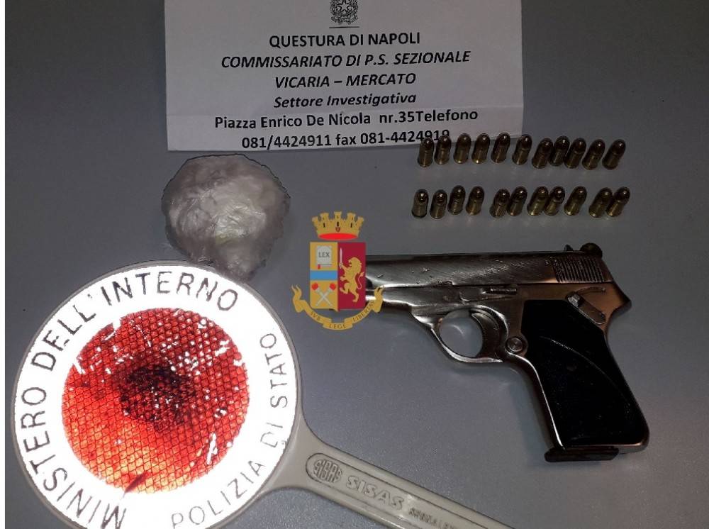 Napoli, poliziotti scoprono una pistola in terrazzo