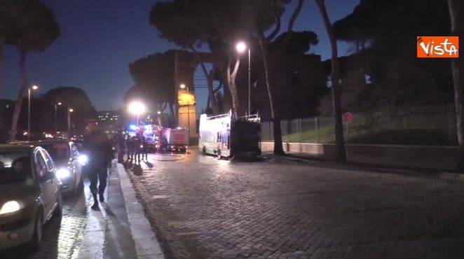 Roma, bus turistico in fiamme vicino al Colosseo ma nessun ferito