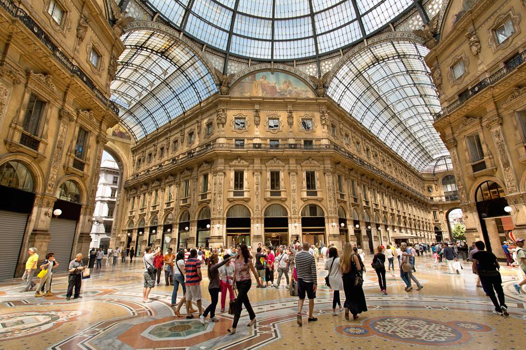 Milano, furto da Louis Vuitton: 16mila euro il bottino, fermato serbo