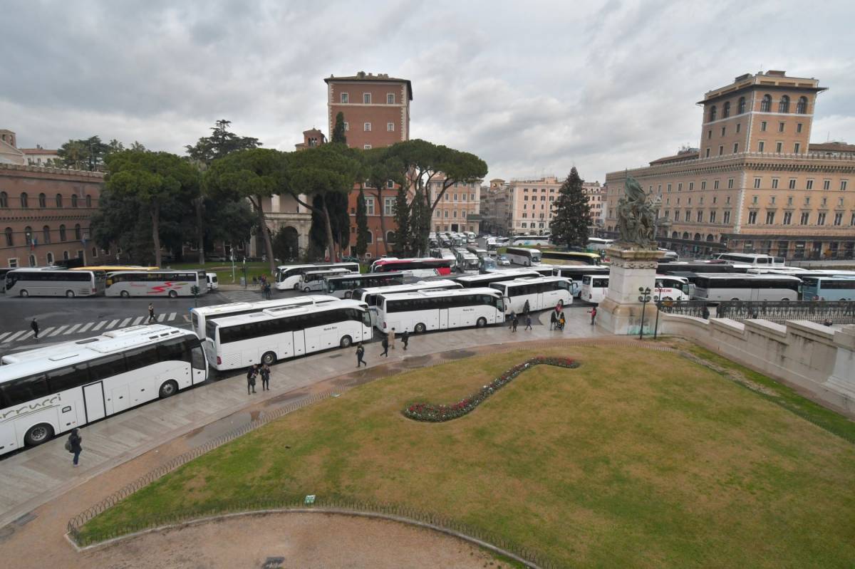 I bus turistici invadono il centro di Roma nonostante il divieto del Comune
