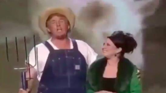 Vestito da contadino, Donald Trump festeggia il Farm Bill