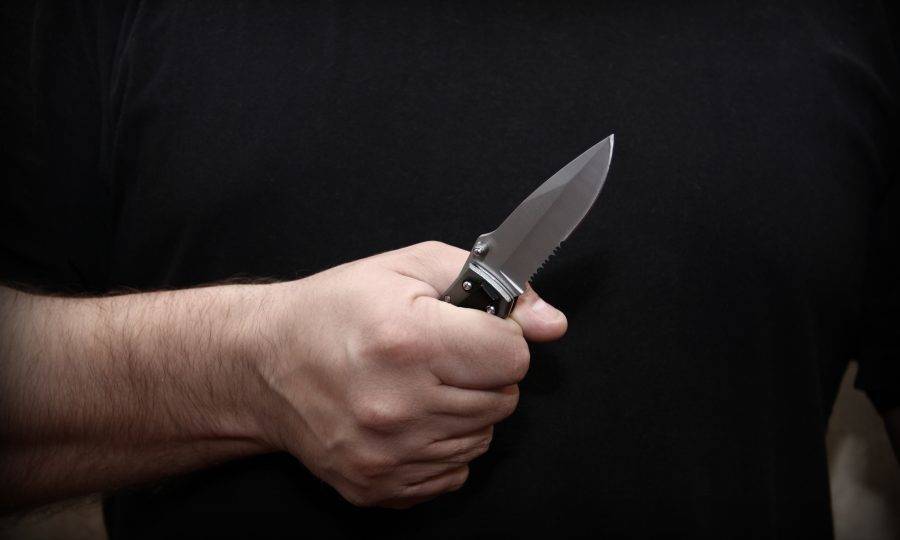 Immigrato minaccia i poliziotti con un coltello: arrestato