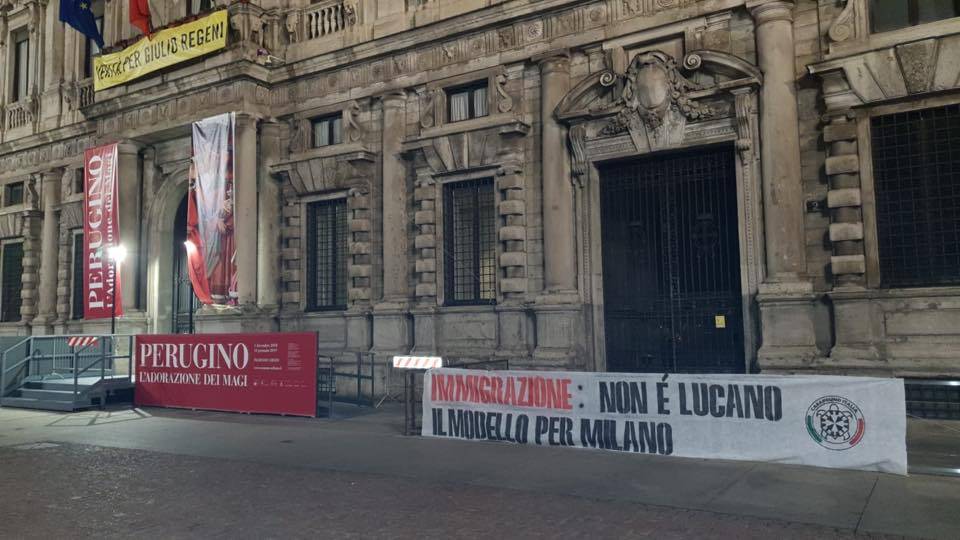 Milano, striscioni di CasaPound contro cittadinanza a Mimmo Lucano