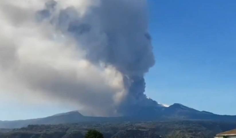 L'Etna  si risveglia e fa ancora paura: terremoti, lapilli e colonne di fumo