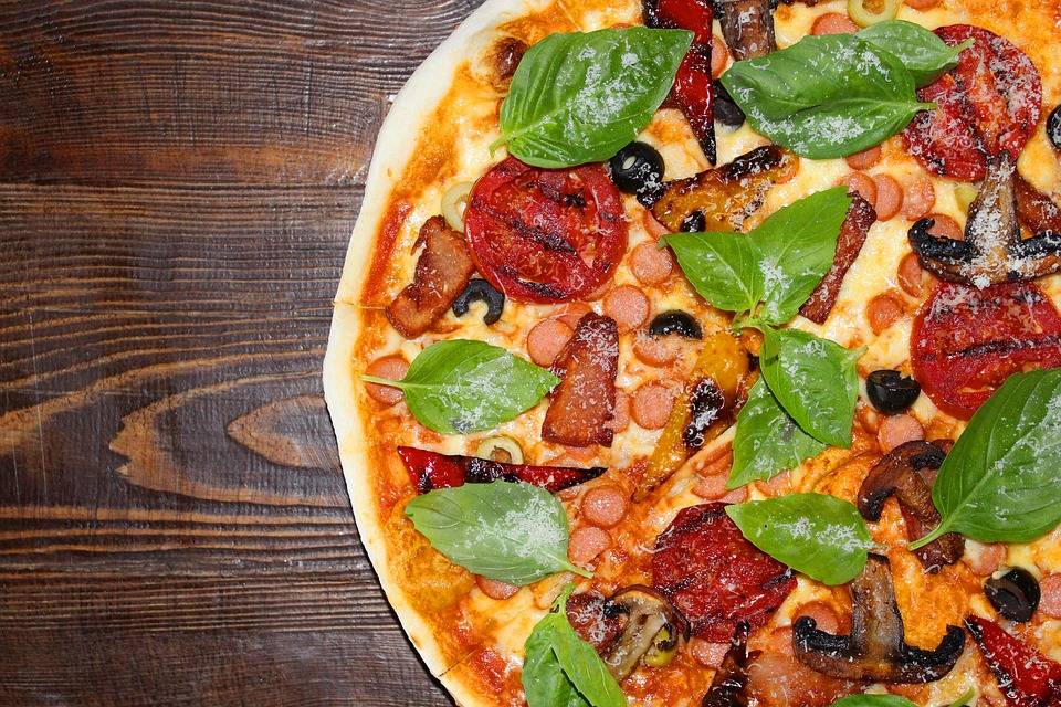 Ordinano 60 pizze e non le ritirano: ristoratore dona tutto ai senzatetto
