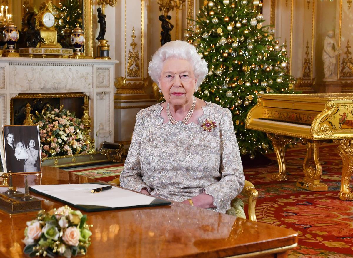 La Regina Elisabetta: gli auguri di Buon Natale e quella foto in bianco e nero con il Principe Carlo 