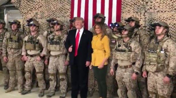 Trump (con Melania) in Iraq: "Le nostre truppe restano"