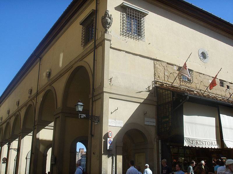 Firenze, furgone pirata urta e danneggia una colonna del Corridoio Vasariano