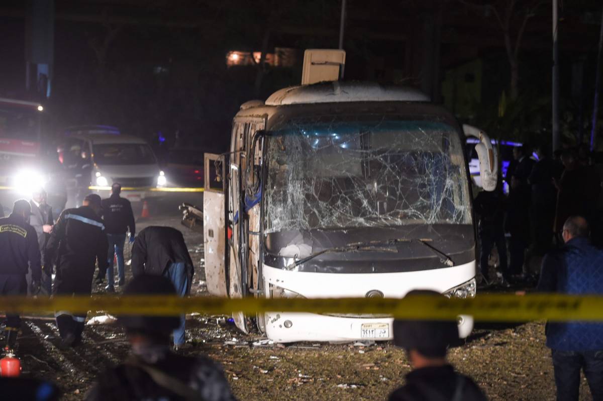 Ordigno contro bus turistico: morti e feriti vicino al Cairo