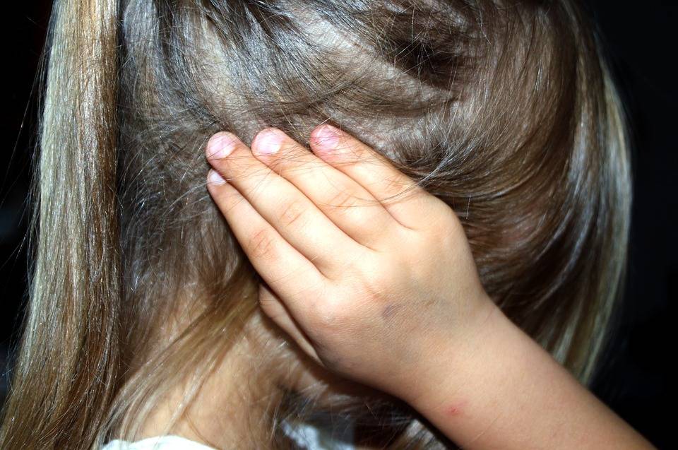 Usa, fa violentare la figlia di 3 anni in cambio di soldi e rottami 