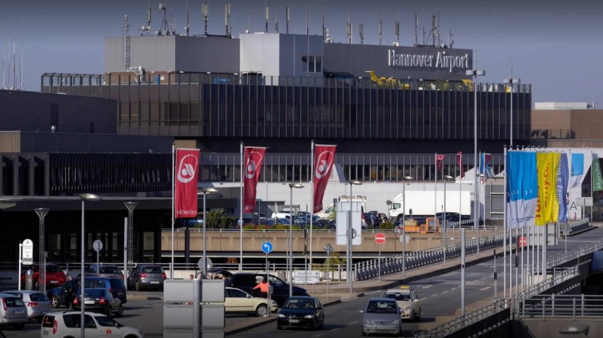 Allarme ad Hannover, auto invade la pista: chiuso l'aeroporto 