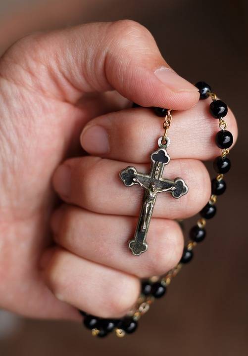Insulti al parroco e bestemmie durante rosario su Facebook: 13 denunce