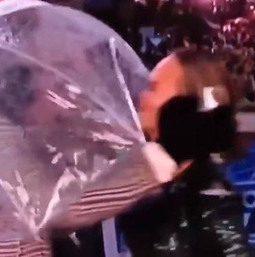 Il Capodanno della NBC, tra il "vaginal steaming" e l'ombrellata in faccia a Chrissy Teigel non convince il pubblico
