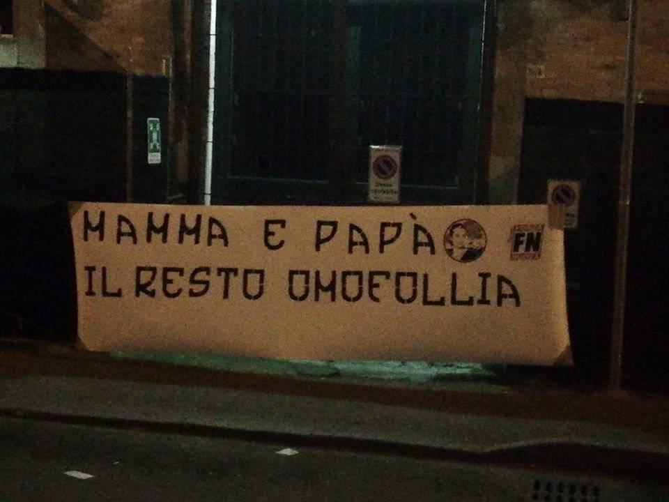 Forza Nuova contro Pizzarotti: "Mamma e papà, il resto è omofollia"