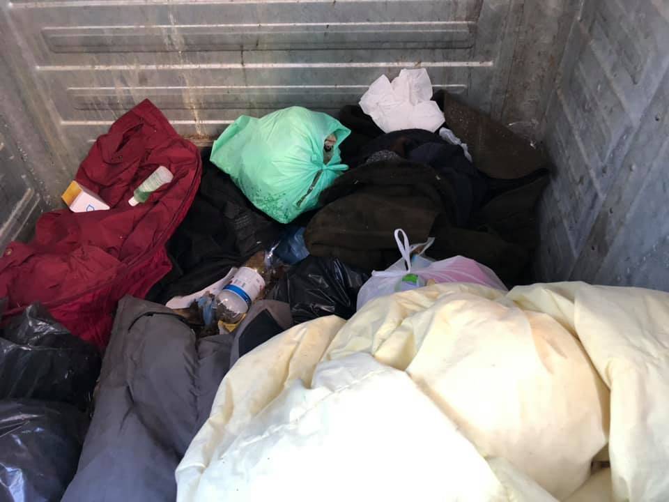 Trieste, vice-sindaco getta in un cassonetto vestiti di un senzatetto: "Basta degrado!"