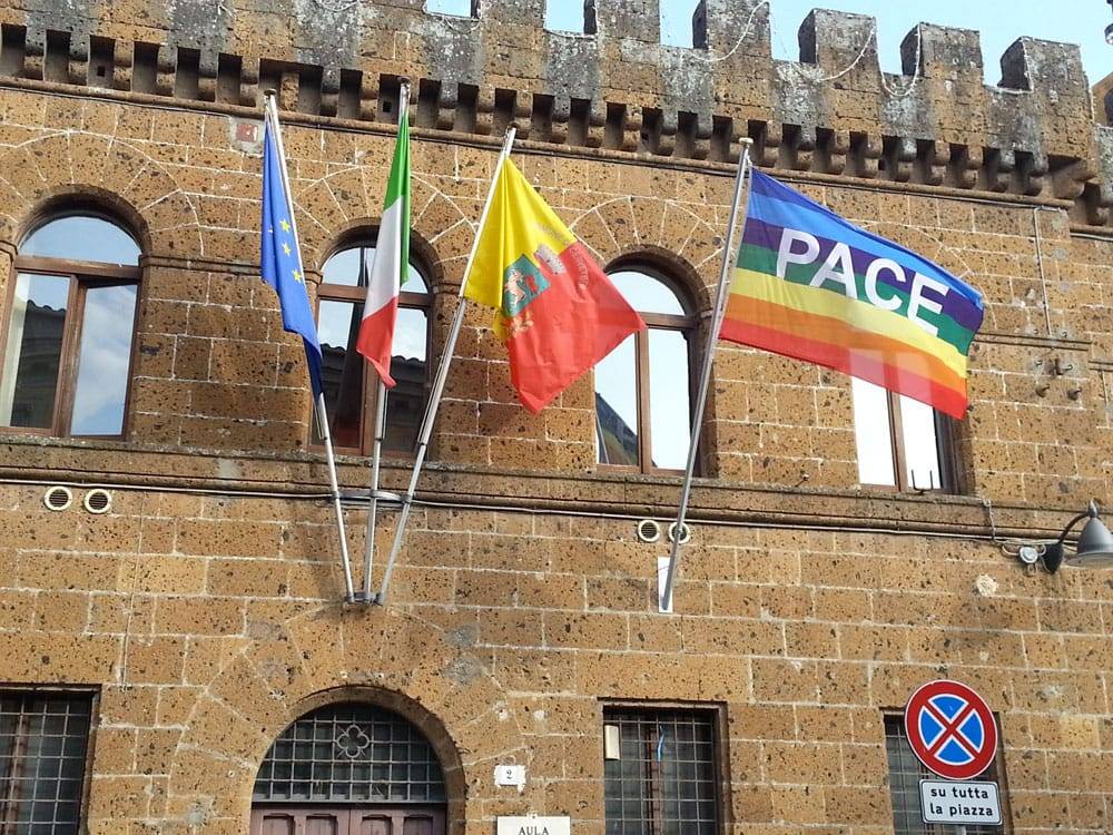 Cerveteri, la prefettura al sindaco Pascucci: "Bandiera della pace stia lontana dai vessilli istituzionali"