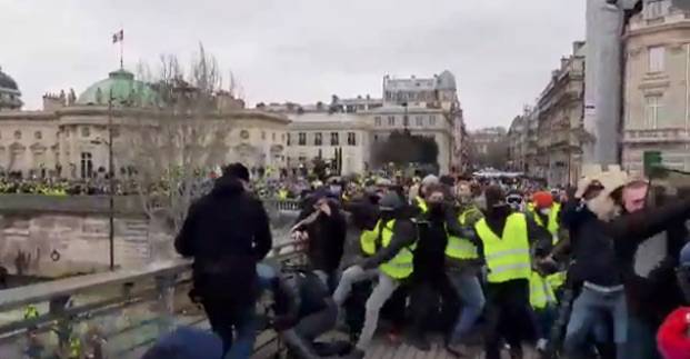 I gilet gialli all'assalto di Parigi Calci a un agente negli scontri