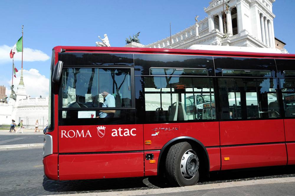 Roma, autista finisce il turno, parcheggia l'autobus sotto casa e va a dormire