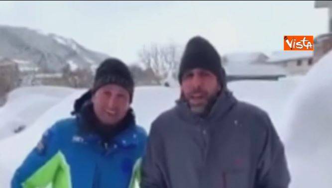 Checco Zalone, gag con il sindaco di Roccaraso: "Bloccato nella neve, fa più freddo qui che al Polo Nord"