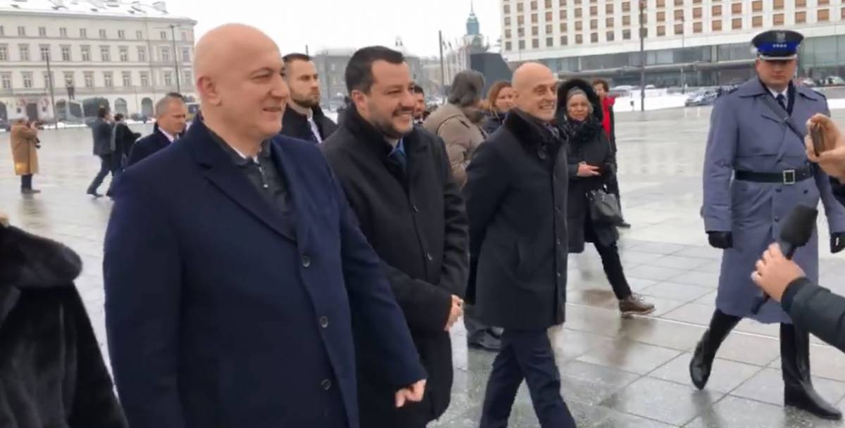 "Sei amico di Putin...". A Varsavia insulti a Salvini, ma lui liquida il contestatore