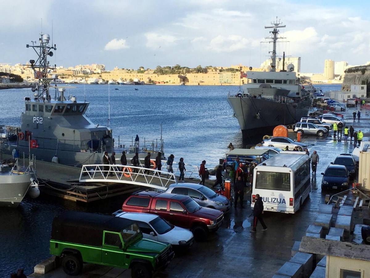 Sea Watch vicina a Lampedusa Il sindaco pronto ad accogliere