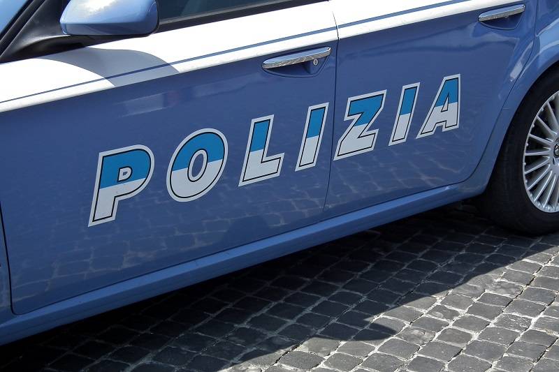 Verona, lancia sassi contro persone e auto: arrestato romeno