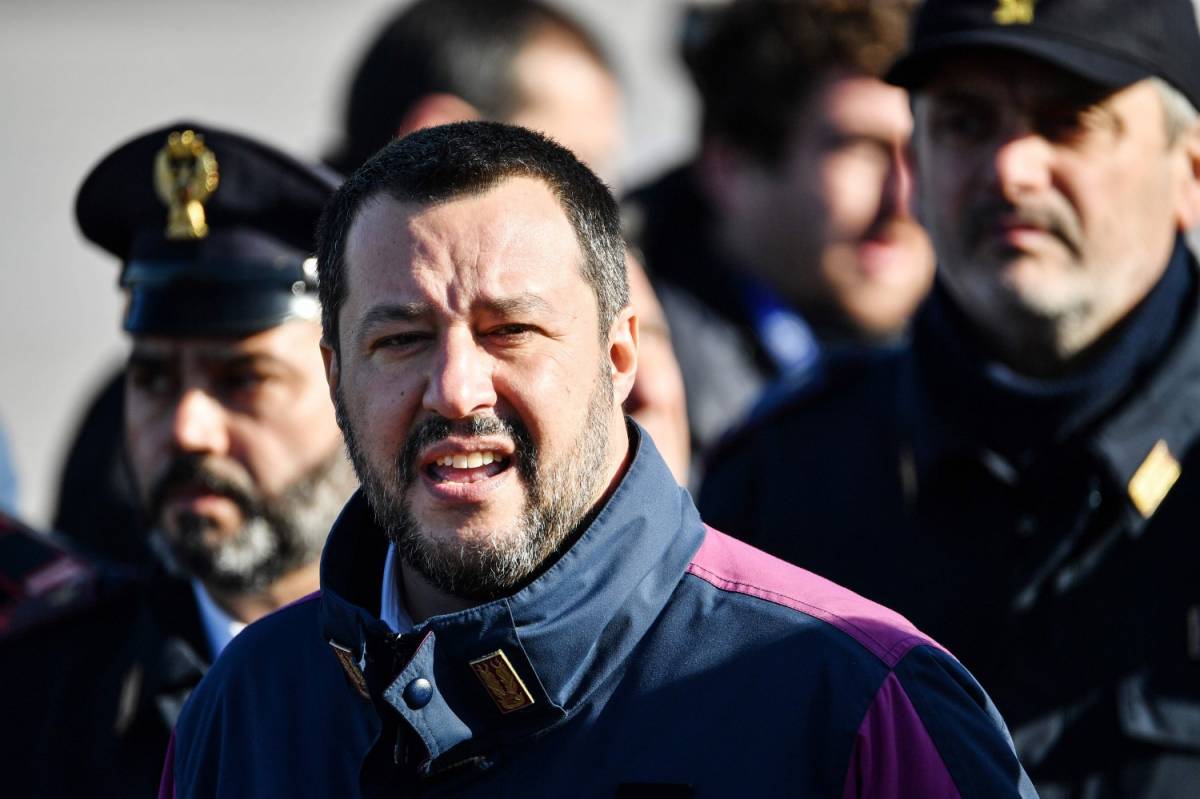 Tunisino morto durante il fermo, Salvini: "Gli agenti dovevano dargli una brioche?"