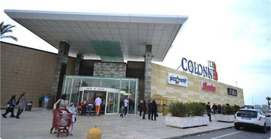  Brindisi, svaligiano gioielleria al centro commerciale: fermati dopo un tamponamento