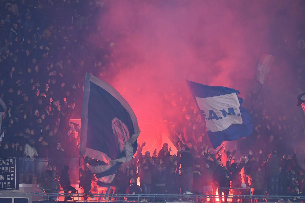 Napoli, accende fumogeno allo stadio: denunciato 