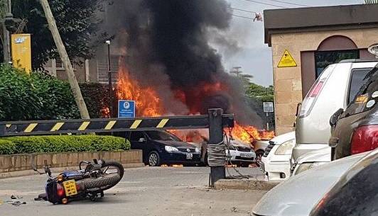 Esplosioni, spari e ostaggi in un hotel di Nairobi: attacco jihadista al Kenya