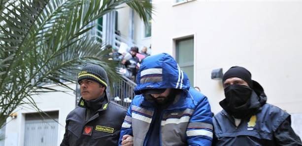 I barchini carichi di immigrati: così "Barbanera" elude i controlli in Italia