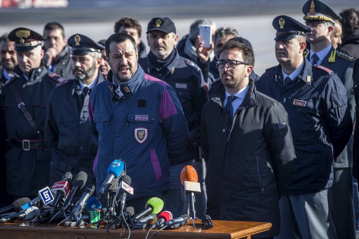 De Falco attacca Salvini in uniforme: "Cosa accadrebbe con Schettino?"