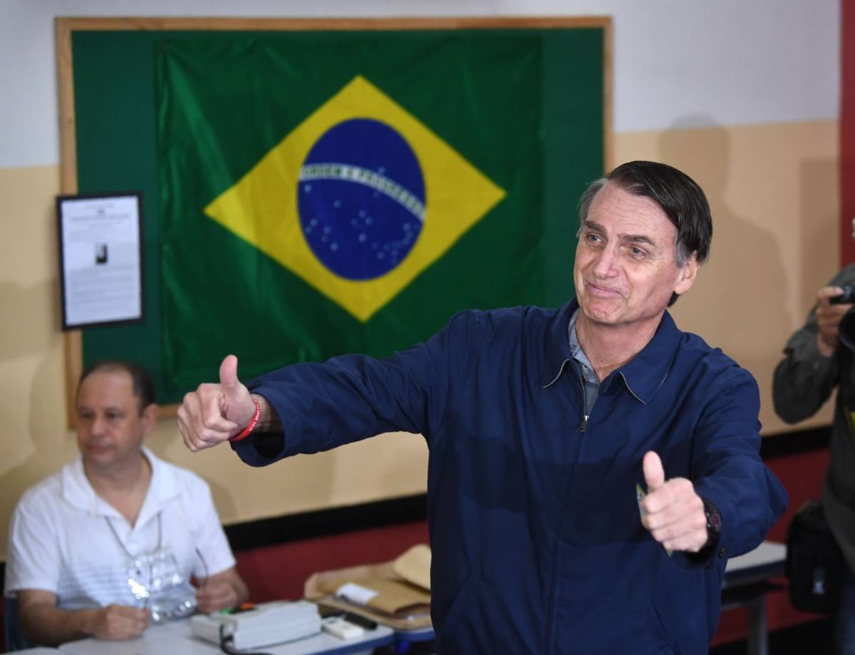Brasile, Bolsonaro liberalizza la vendita di armi ai cittadini