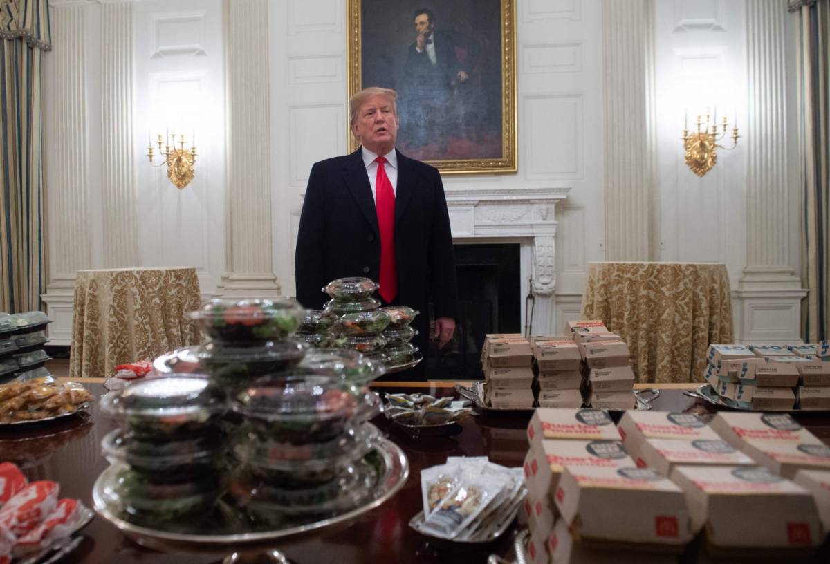 Il cuoco se ne va, Trump serve McDonald's alla Casa Bianca 