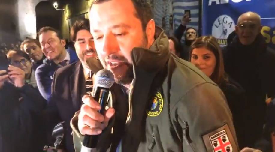 Salvini ad Alghero con divisa da barracello: "Se mi vede Saviano…"
